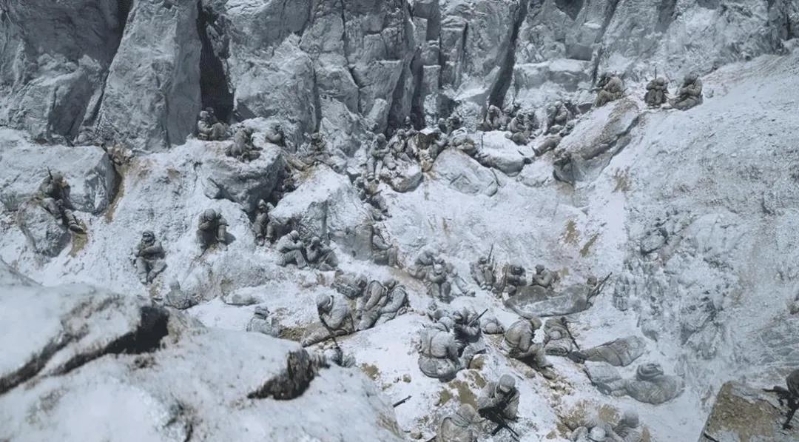 一排排志愿军战士俯卧在零下40° C的阵地上仿佛“冰雕”群像.jpg